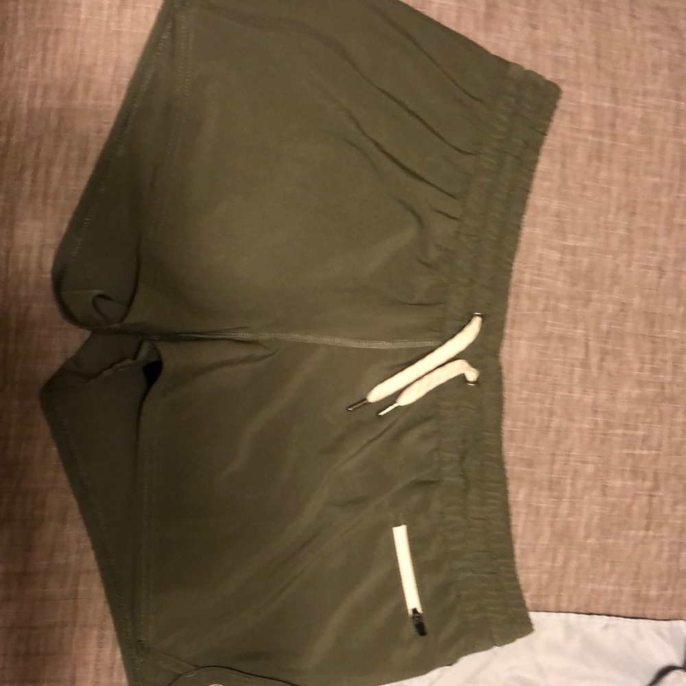 Vuori Clementine Shorts in Olive Green Size Extra Large